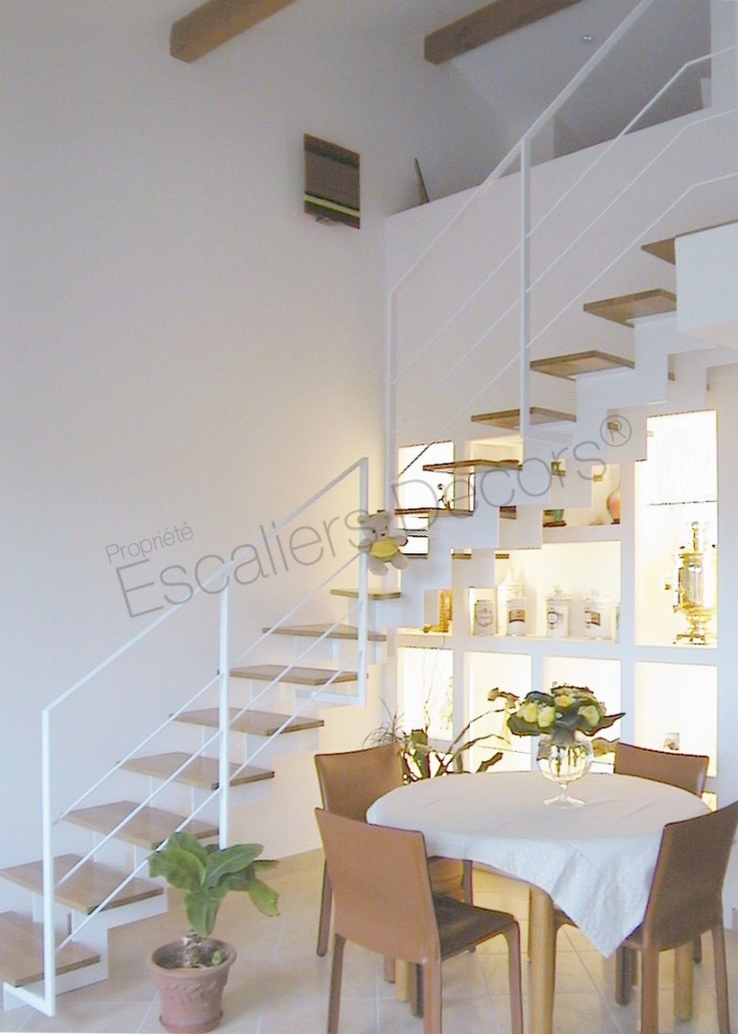 Photo DT35 - ESCA'DROIT® 1/4 Tournant Intermédiaire. Escalier d'intérieur sur limon central en métal et bois pour une décoration contemporaine.